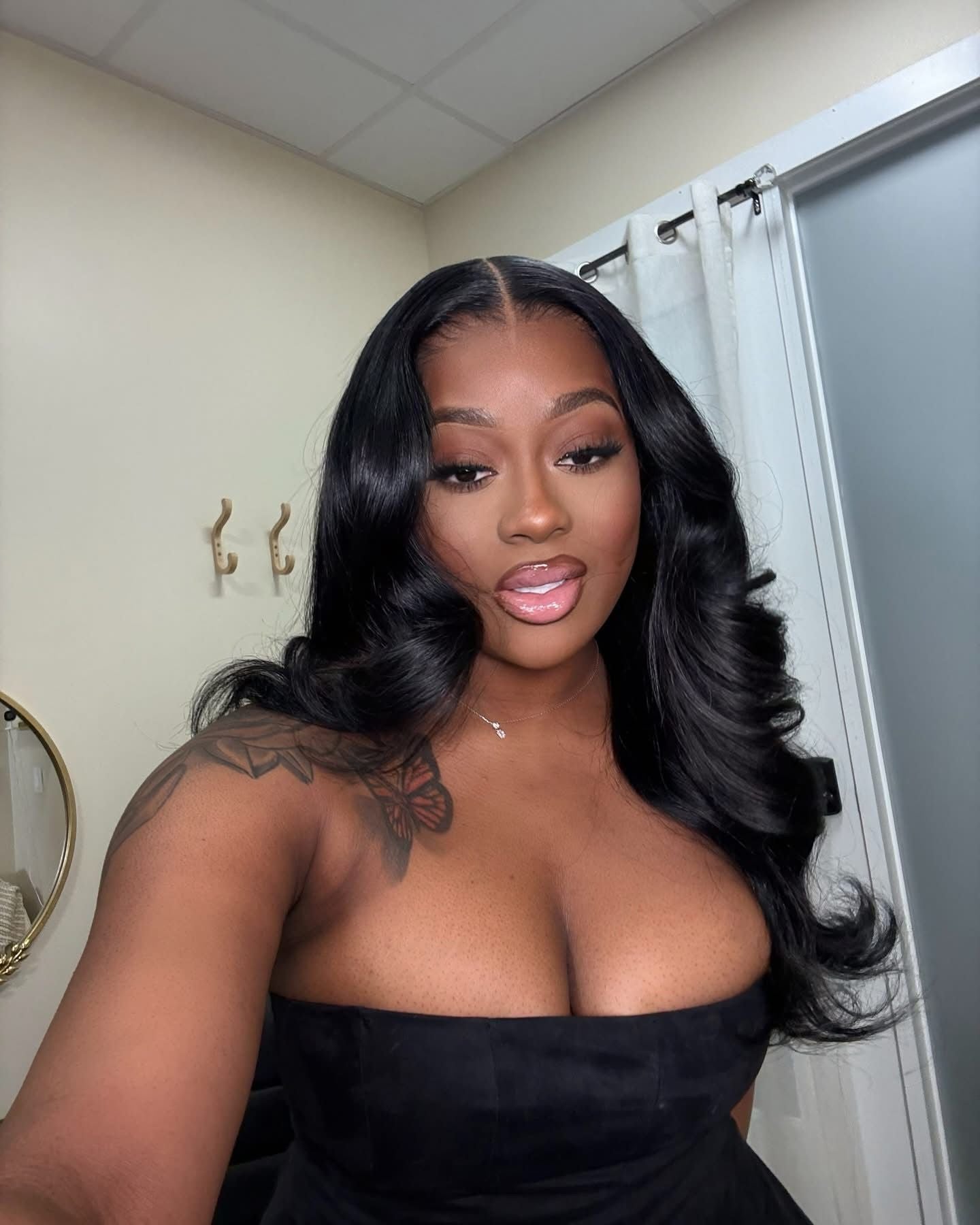 REFURBISHED WIGS SALE |  KLASSIC KENDRA 5X5 CLOSURE WIG 18" LAYERED GLUELESS