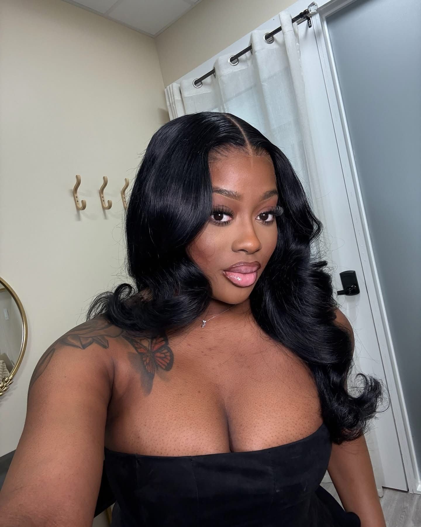 REFURBISHED WIGS SALE |  KLASSIC KENDRA 5X5 CLOSURE WIG 18" LAYERED GLUELESS